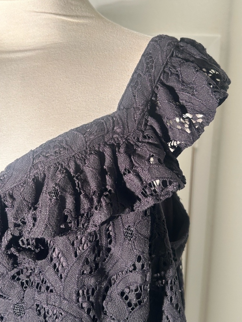 Torrid Black Lace Ruffle Button-Front Tank Plus Size 1X - Picture 3 of 10